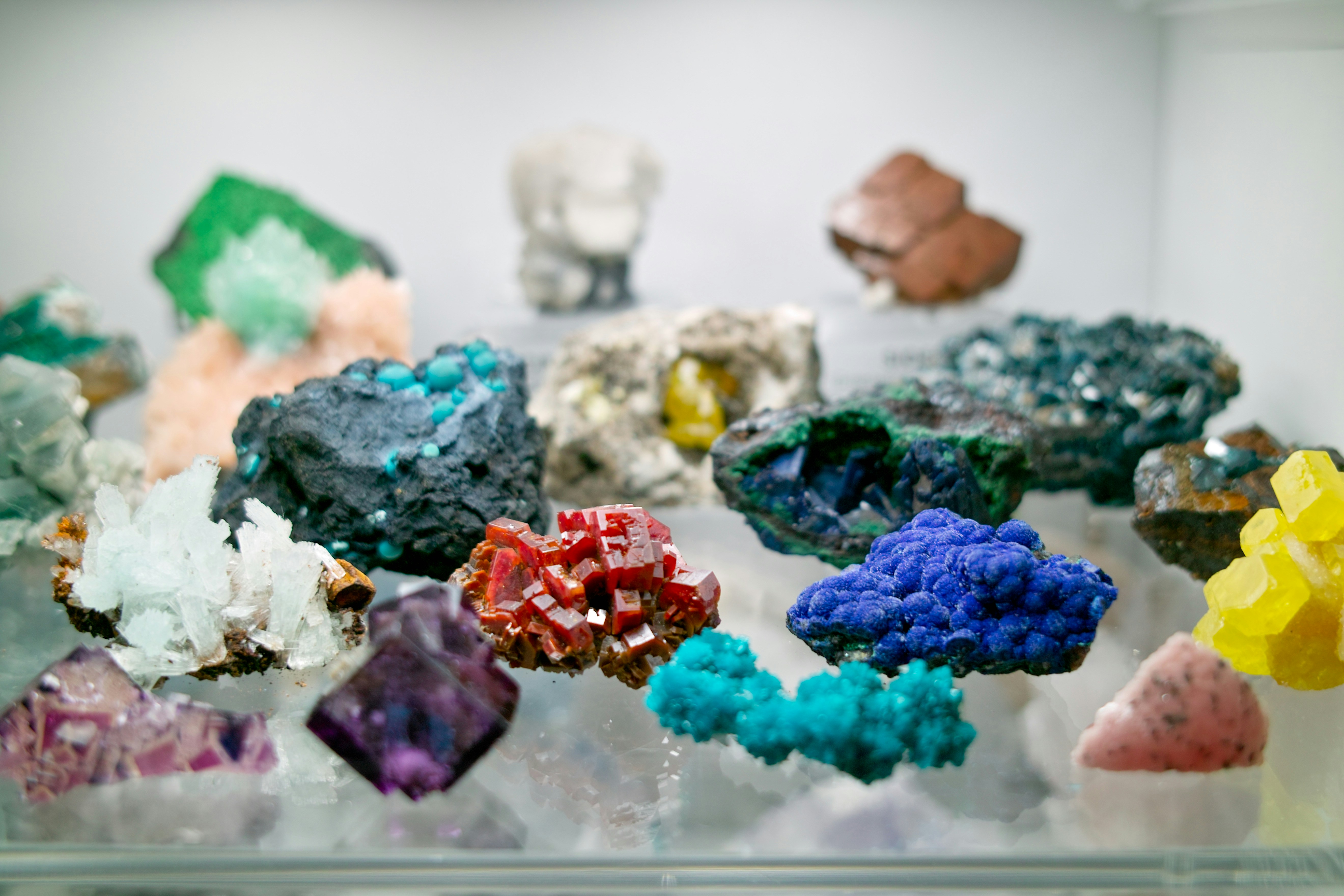 Mineraliensammlung in der Vitrine